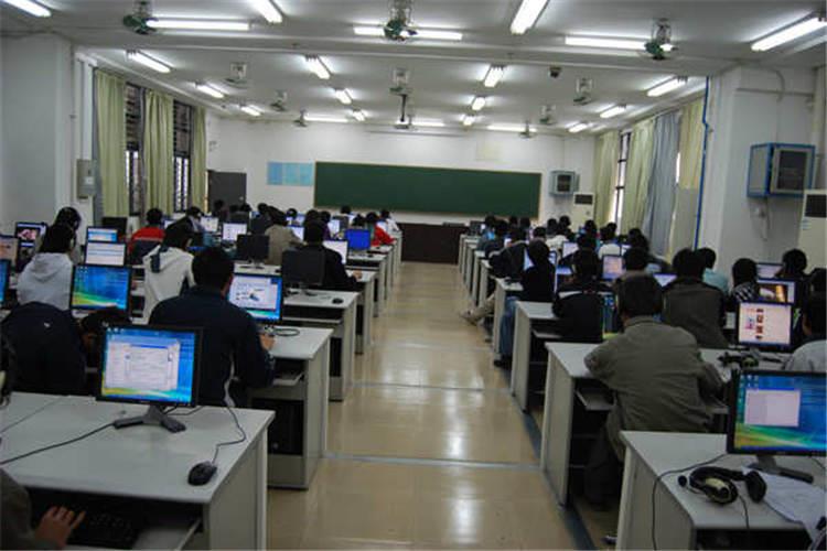 计算机培训学校采用免费推荐就业，使学员就业无忧