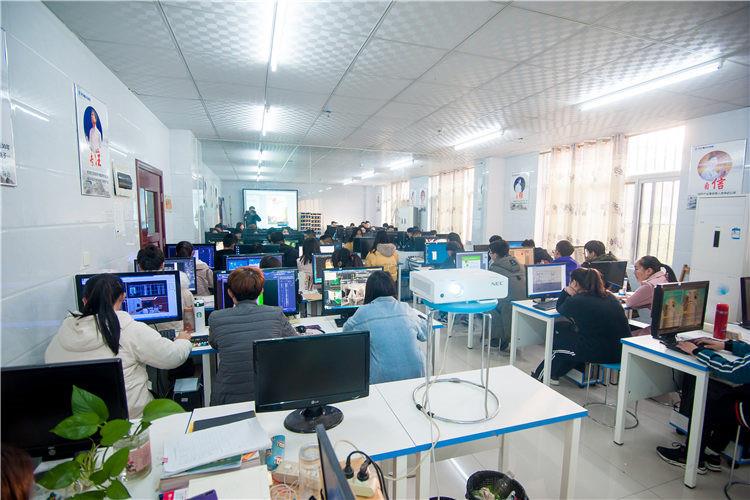 计算机培训学校的计算机专业里面包含的课程很多，对于一般学生学习起来比较困难
