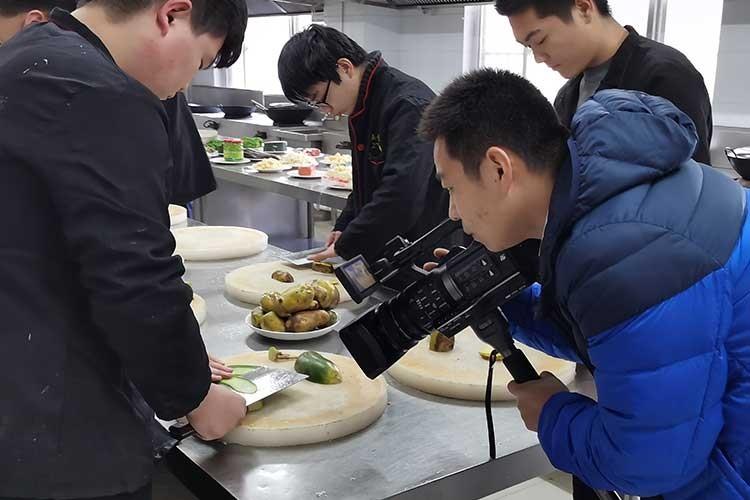 济宁电视台专访厨师班刀工比赛